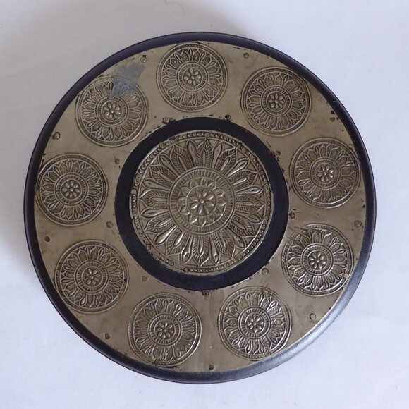 VINTAGE 7” HANDCRAFTED HAMMERED SILVER METAL TIN & WOOD TRIVET SET OF 2 (USED) - Picture 4 of 9